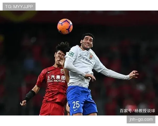 卡纳瓦罗回撤出球主导防线组织，强强对话中压制对手边路进攻